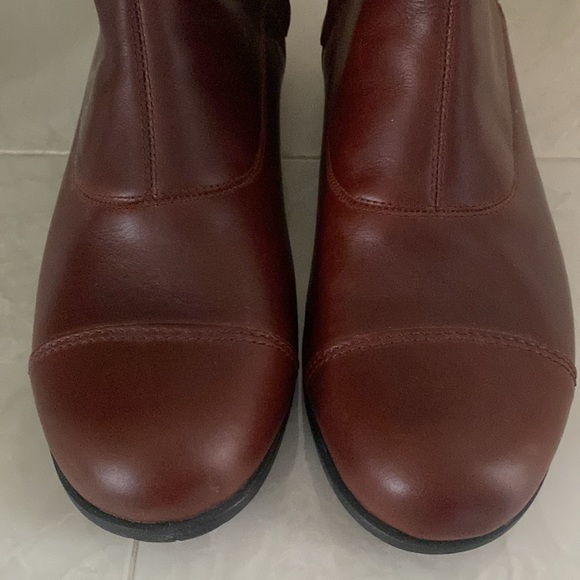 NWOT UGG tall cap toe cognac leather boots with shearling - Picture 7 of 11